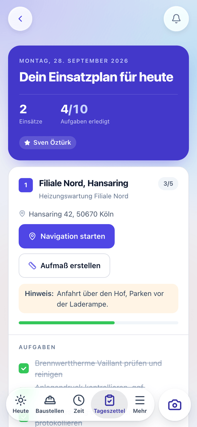 Werkerly auf dem Handy: der Tageszettel eines Monteurs mit zwei Einsätzen, vier von zehn erledigten Aufgaben und der Kamera in der unteren Leiste.